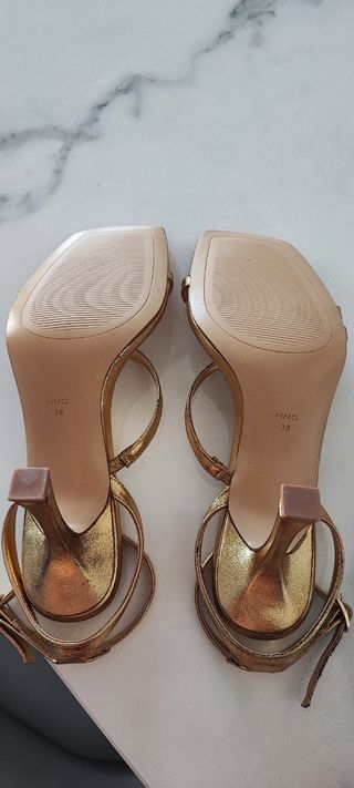 mango sandalia dorada