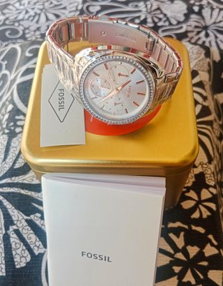 Nuevo Reloj Fossil Plateado/Blanco, para Mujer.