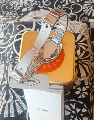 Nuevo Reloj Fossil Plateado/Blanco, para Mujer.