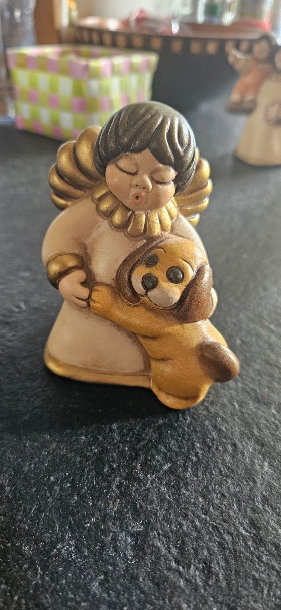 Angelo con cucciolo thun