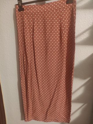 Falda larga, tonos rojos