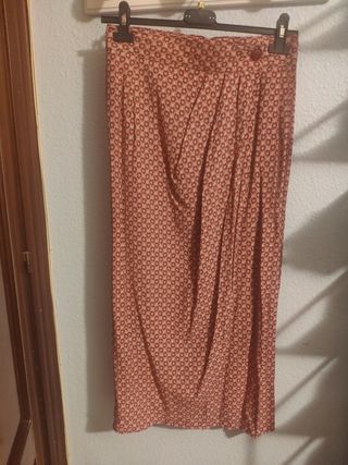 Falda larga, tonos rojos