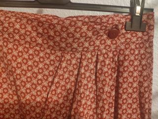 Falda larga, tonos rojos