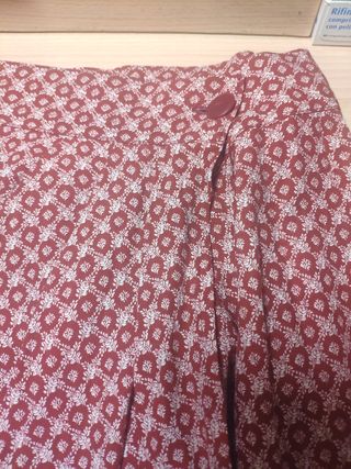 Falda larga, tonos rojos