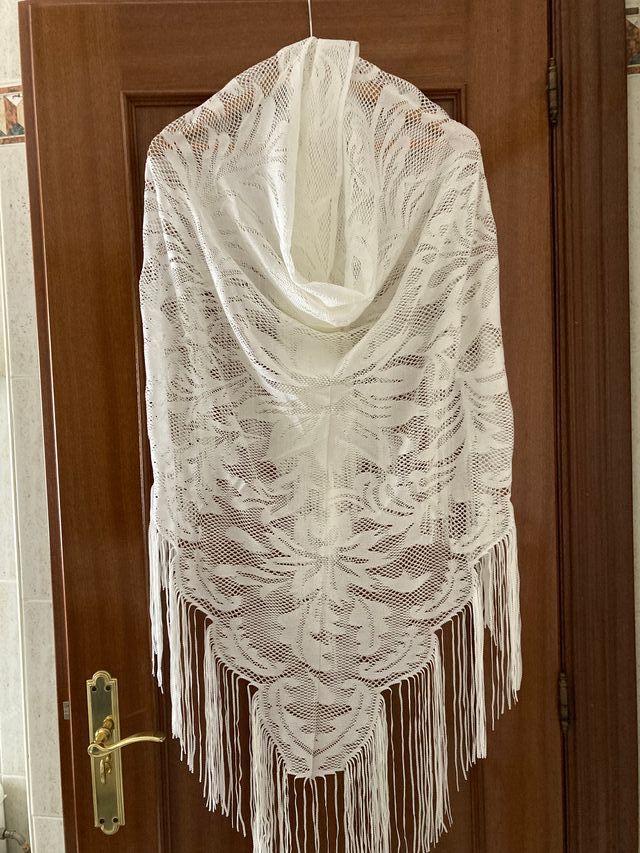 Mantoncillo triangular calado