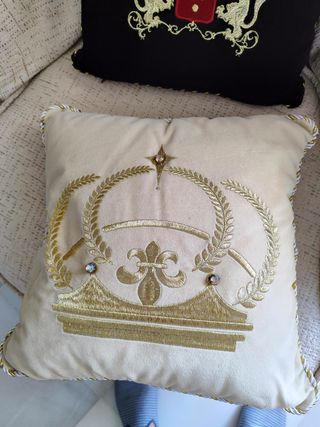 Cojines. Dos burdeos, dos negros y uno beige.