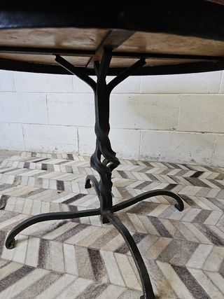 Antigua mesa diseño forja con marmol anaranjado
