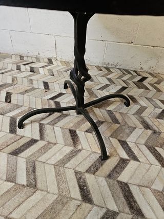 Antigua mesa diseño forja con marmol anaranjado