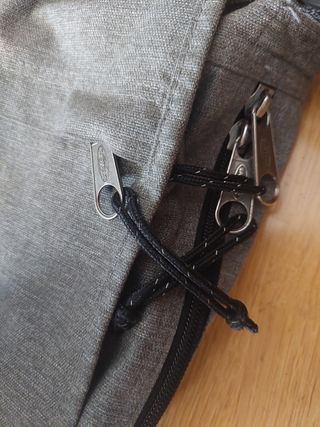 Portadocumentos Eastpak gris