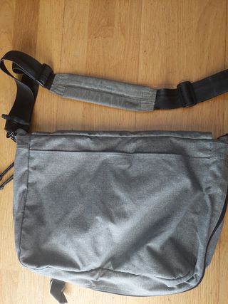 Portadocumentos Eastpak gris