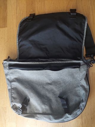 Portadocumentos Eastpak gris