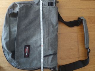 Portadocumentos Eastpak gris