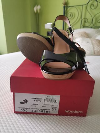 Sandalias Wonders de tacón 