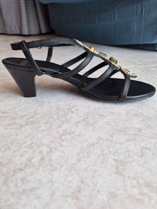 Sandalias negras con pedrería 