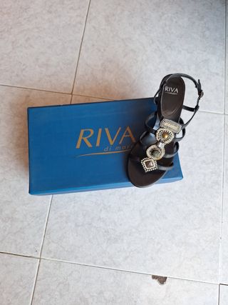 Sandalias negras con pedrería 