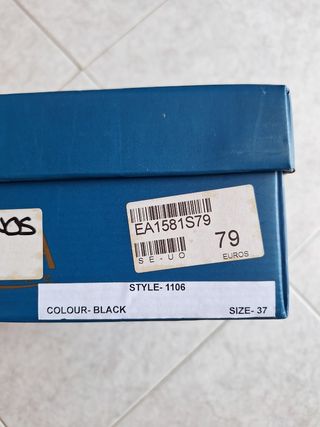 Sandalias negras con pedrería 
