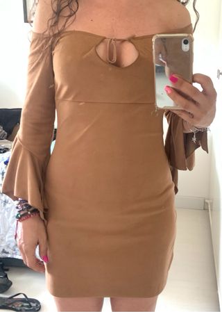 Vestido de antelina, cuello de barco