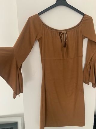 Vestido de antelina, cuello de barco