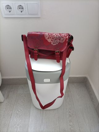 Bolso rojo desigual nuevo