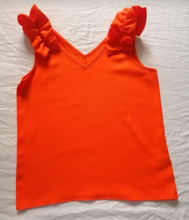 Top arancio estivo con bretelle a voilà