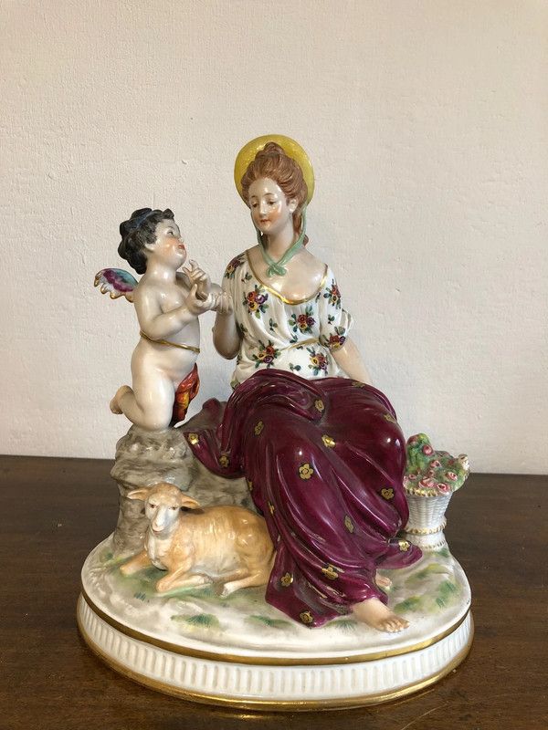 Antica Statuina di donna ceramica Capodimonte