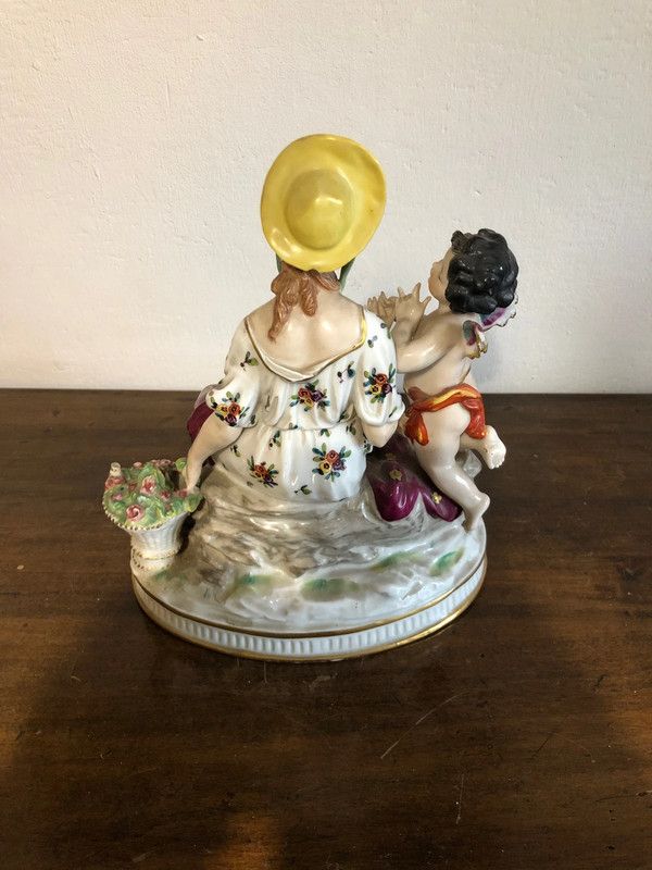 Antica Statuina di donna ceramica Capodimonte