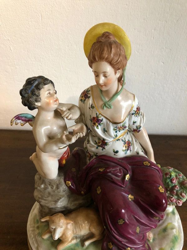 Antica Statuina di donna ceramica Capodimonte