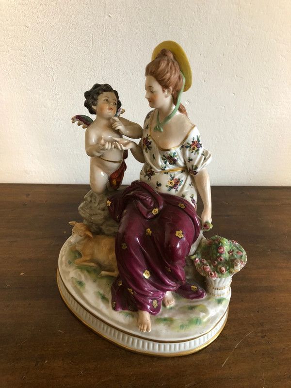Antica Statuina di donna ceramica Capodimonte