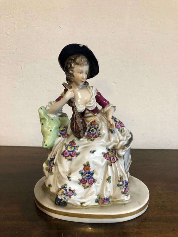 Antica Statuina di donna Ceramica Capodimonte