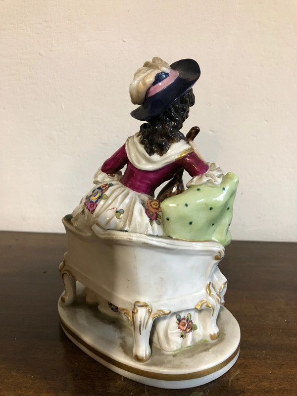 Antica Statuina di donna Ceramica Capodimonte