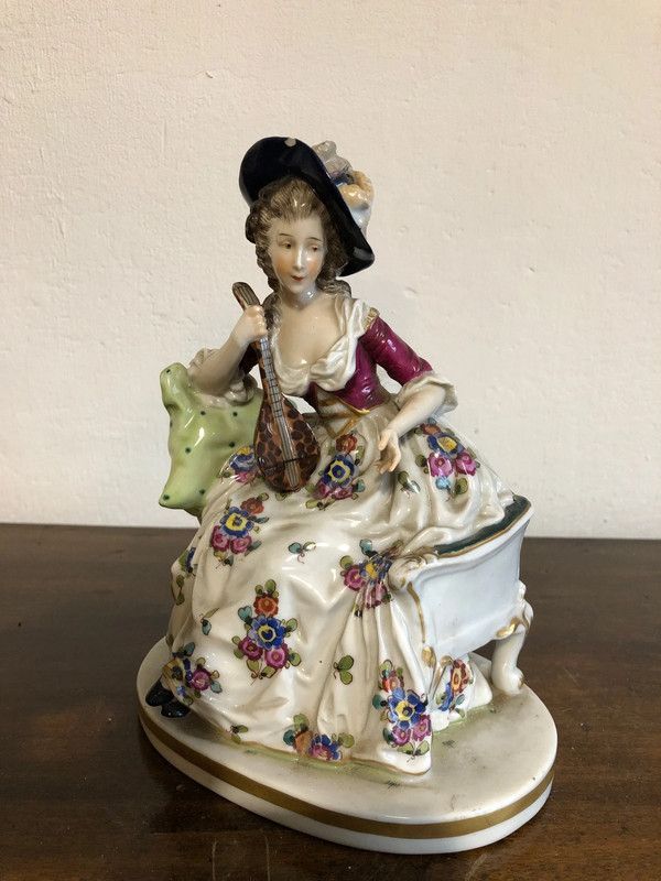 Antica Statuina di donna Ceramica Capodimonte