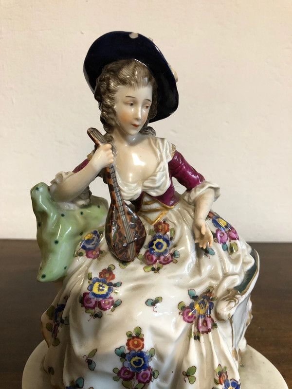 Antica Statuina di donna Ceramica Capodimonte