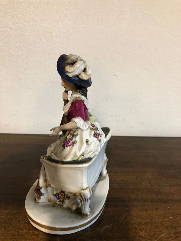 Antica Statuina di donna Ceramica Capodimonte