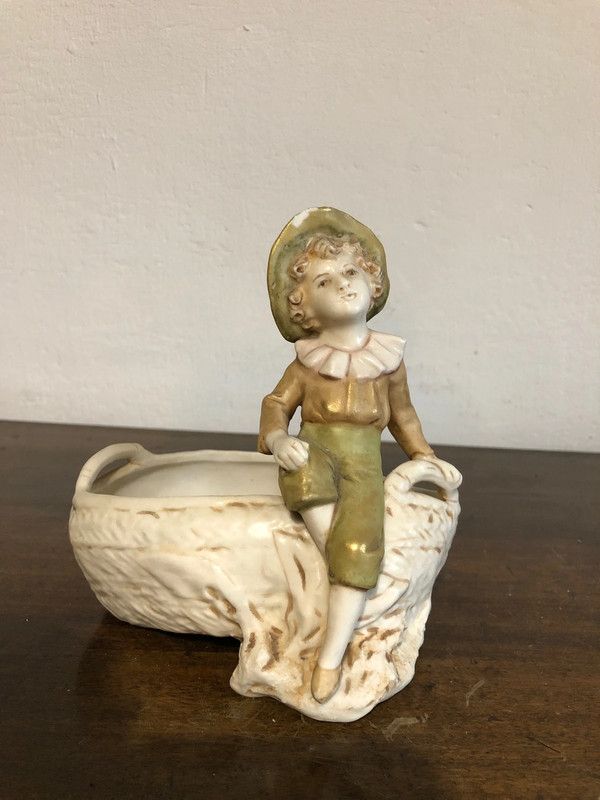 Statuina Bambino in porcellana di Boemia