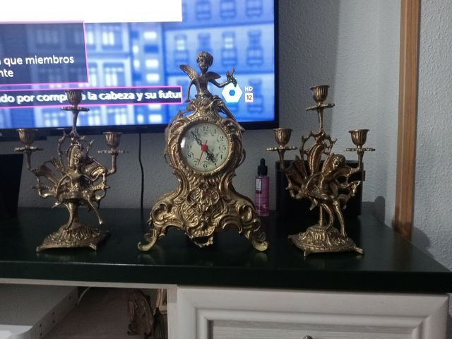Reloj y candelabros antiguos
