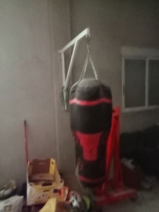 Saco de boxeo con su escuadra 
