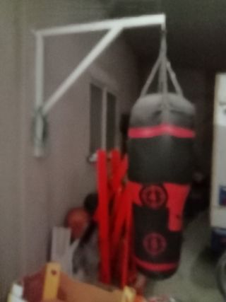 Saco de boxeo con su escuadra 