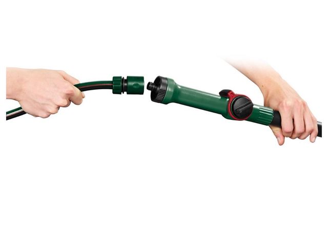 Escoba con riego ajustable a manguera