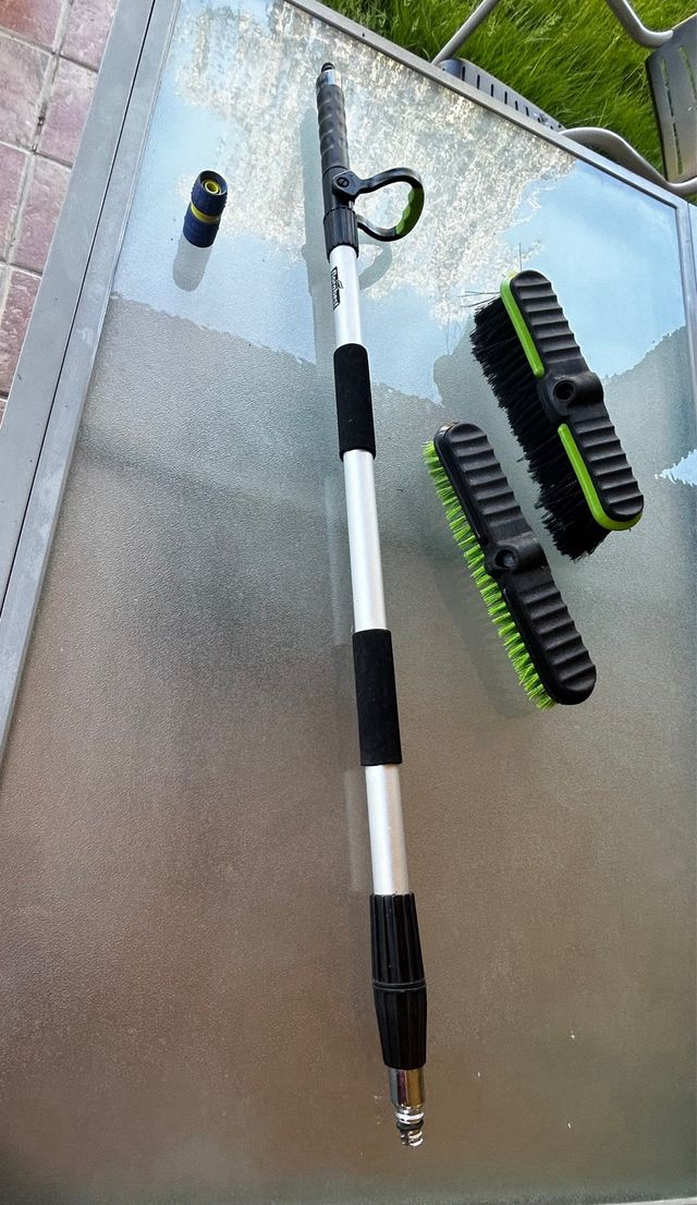 Escoba con riego ajustable a manguera