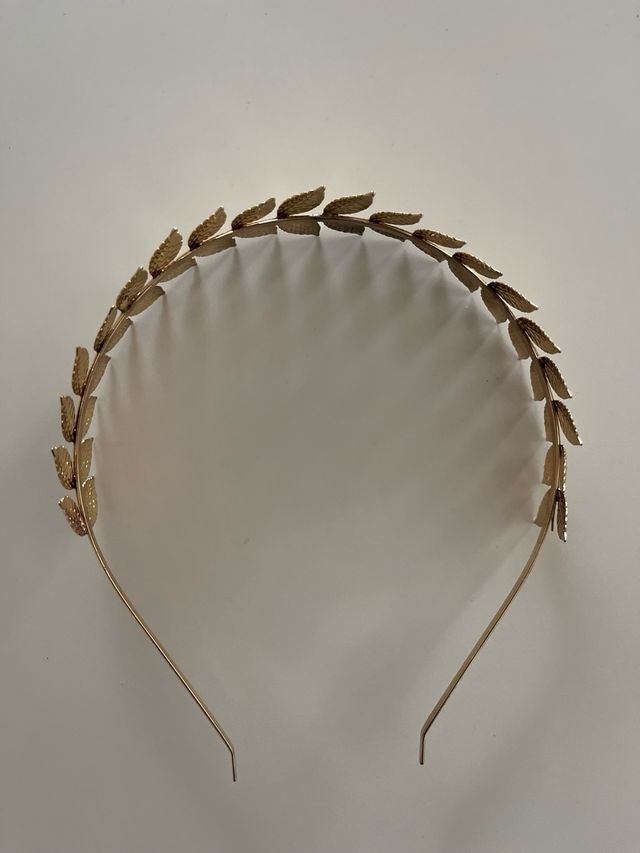 Diadema dorada hojas