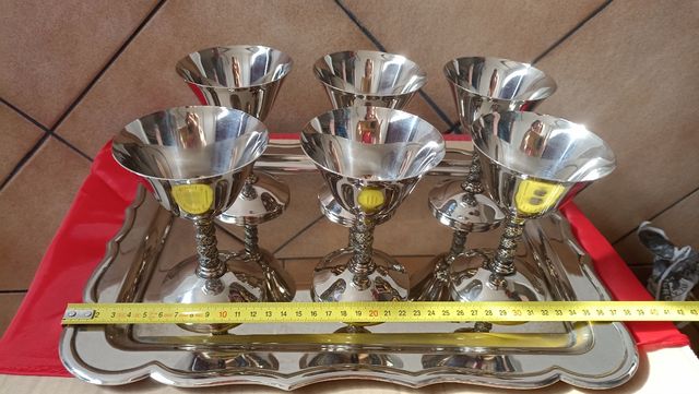 Copas plateadas con bandeja