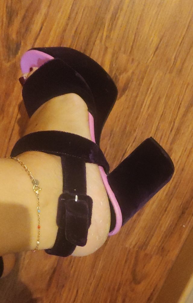 Sandalias moradas terciopelo