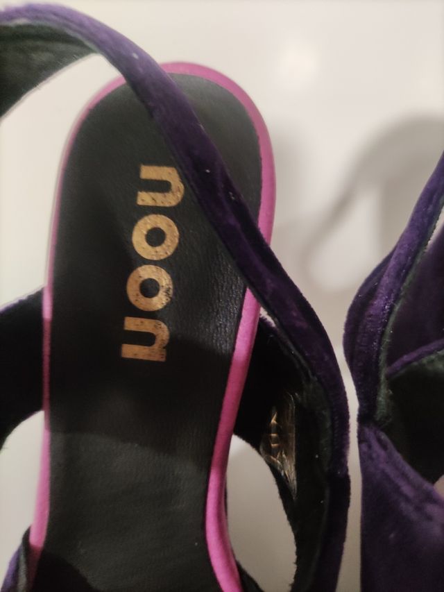 Sandalias moradas terciopelo