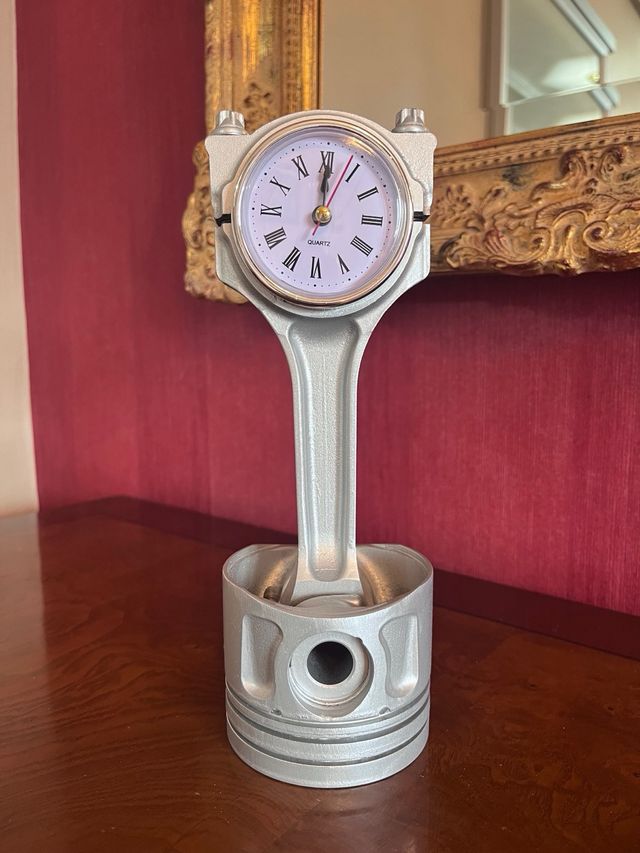 Reloj piston en varios colores. 