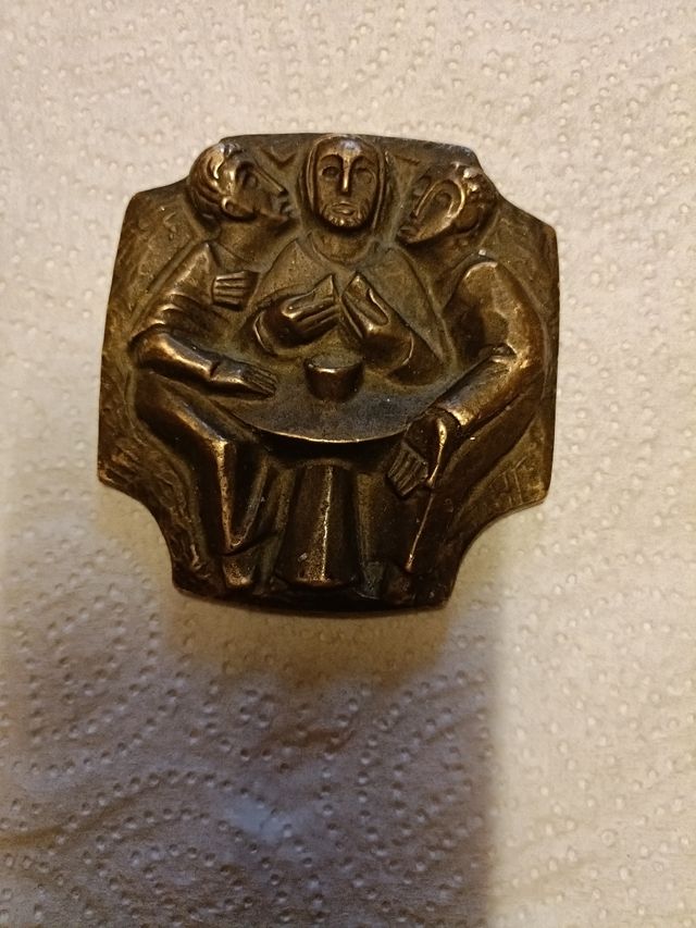 Escultura en placa de bronce religiosa.b