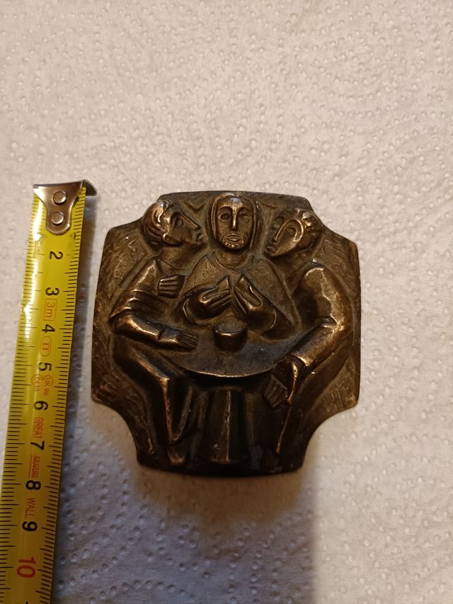 Escultura en placa de bronce religiosa.b