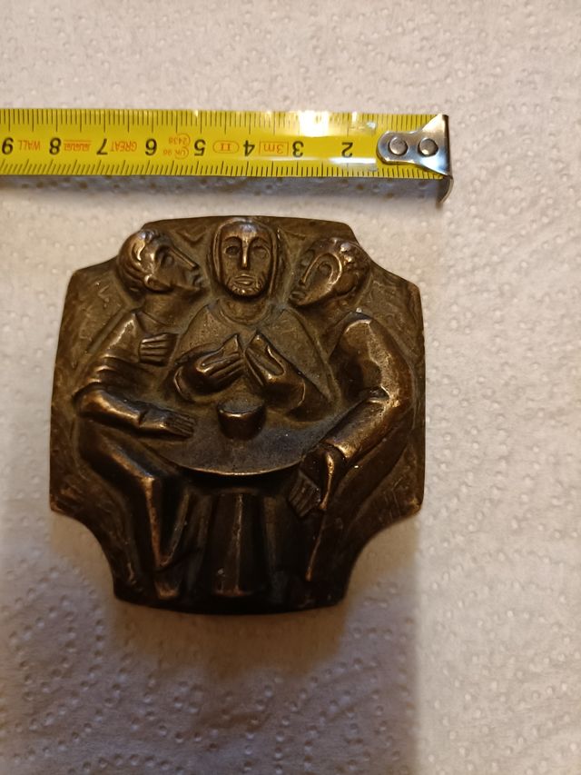 Escultura en placa de bronce religiosa.b