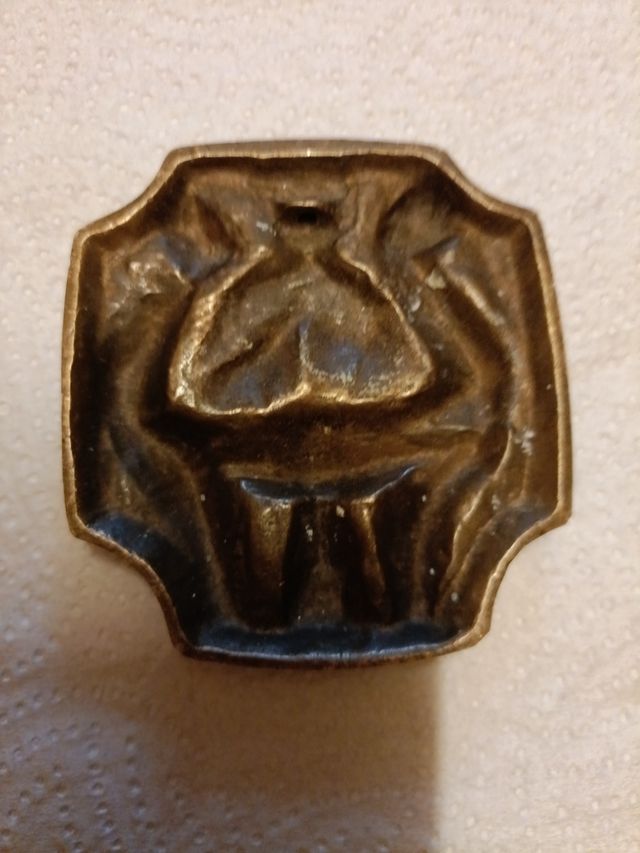 Escultura en placa de bronce religiosa.b