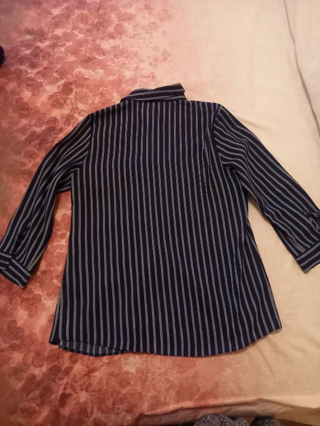 Blusa azul marino con rayas