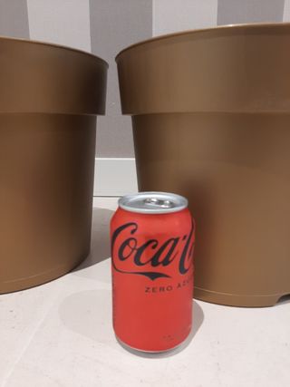 2 macetas medianas color bronce